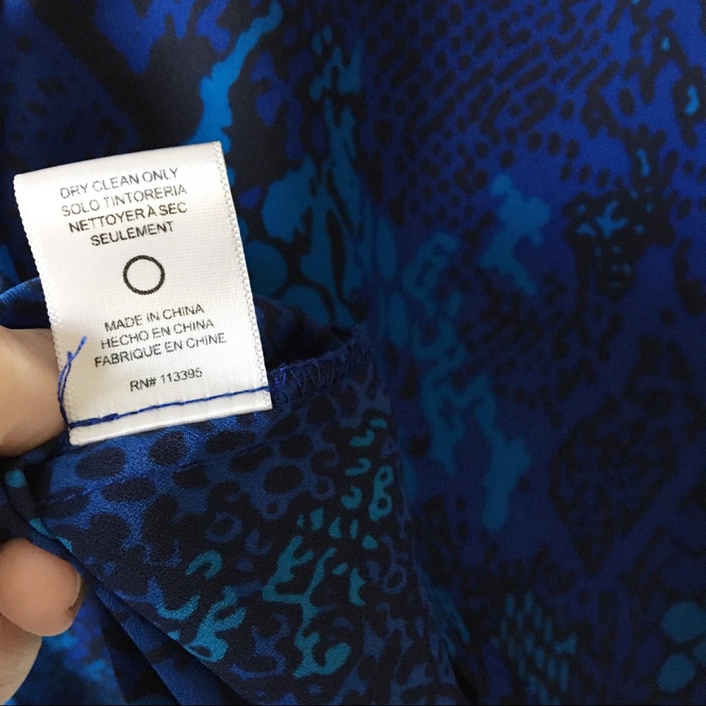 {Aryn K} Blue Snakeprint Blouse Cutout Back Large - Picture 6 of 6